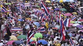 ▲抗議者聚集在曼谷勝利紀念碑前，要求泰國總理貝東塔下台。（圖／美聯社／達志影像）