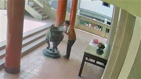 彰化，田中，清山堂，男子倒插香，噴口水、剪刀埋香爐　信眾怒(圖／翻攝畫面)