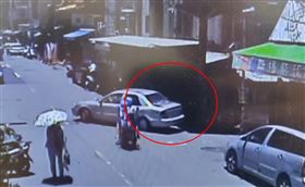 高齡肇事意外頻傳，讓車主氣炸。（圖／翻攝畫面）