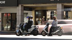 因應夏日炎熱  北市縮短740處紅燈秒數（3）為減少機車騎士及行人曝曬時間，台北市交工處30日宣布，自7月1日至8月28日離峰時段，將減少740處路口號誌紅燈秒數。圖為台北市內湖區機車族在陽光下停等紅燈。中央社記者翁睿坤攝  114年6月30日