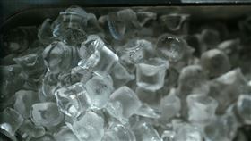 ▲除了咬冰塊之外，夏季還有兩大「牙齒殺手」──含糖氣泡飲料與冰鎮酒精，也是造成牙裂與蛀牙的元凶。（示意圖／pexels）