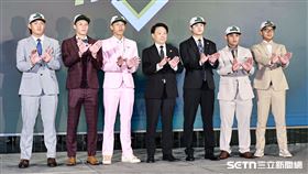 ▲中職36年季中選秀會，台鋼雄鷹總教練洪一中和選進的球員合影。（圖／記者劉彥池攝影）