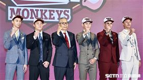 ▲中職36年季中選秀會，樂天桃猿總教練古久保健二和選進的球員合影。（圖／記者劉彥池攝影）