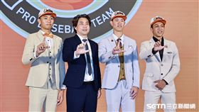 ▲中職36年季中選秀會，統一獅總教練林岳平和選進的球員合影。（圖／記者劉彥池攝影）