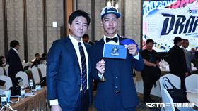 ▲中職36年季中選秀會，富邦悍將副領隊兼農場主管林威助和選進的球員合影。（圖／記者劉彥池攝影）