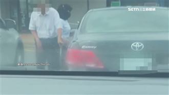 中風翁拄拐坐進駕駛座　目擊者嚇：想害誰