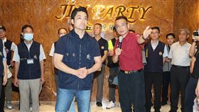 北市啟動青春專案　蔣萬安率隊臨檢稽查（1）隨暑假到來，台北市警察局30日晚間擴大舉辦「青春專案」聯合稽查勤務，針對青少年常出入娛樂場所進行檢查，市長蔣萬安（前左）親率團隊到大同區KTV臨檢稽查。中央社記者謝佳璋攝　114年6月30日