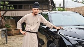 明道以《長安的荔枝》中角色，拍攝代言汽車廣告。（恆星娛樂提供）