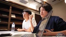 ▲蔡佳樺（右）和洪羽伶（左）都是兩岸同婚權益促進會幹部，提供當事人協助和分享資訊經驗。（圖／鏡週刊提供）

