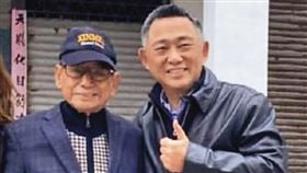 涉弊的金欣海運，現任董事長是楊鎮浯（右）的母親洪玉真，楊父楊肅元（左）則是實際負責人。（翻攝楊鎮浯臉書）
