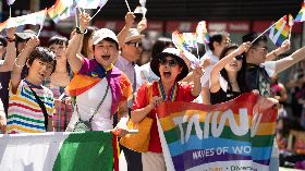 台灣同運女神現身西雅圖驕傲遊行