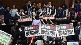 韓國瑜傍晚突破重圍進入議場　宣布繼續開會立法院會17日欲處理藍白所提國會改革法案，但朝野衝突不斷，立法院長韓國瑜（後中持麥克風者）數次協商未果。韓國瑜下午5時32分突破重重關卡，重新進入議場並宣布繼續開會。中央社記者徐肇昌攝  113年5月17日