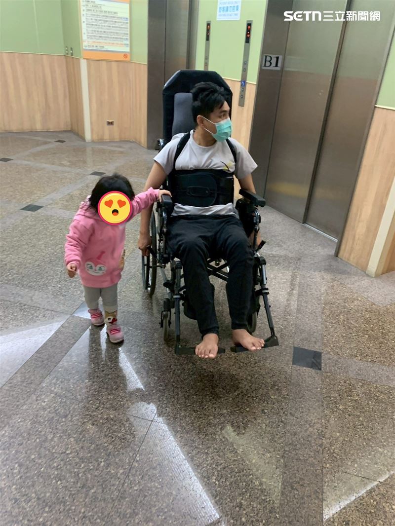 老二出生前一個月，三寶爸摔傷癱瘓，當時老婆忙二寶，自己也要幫忙帶大女兒。（圖／三寶爸提供）