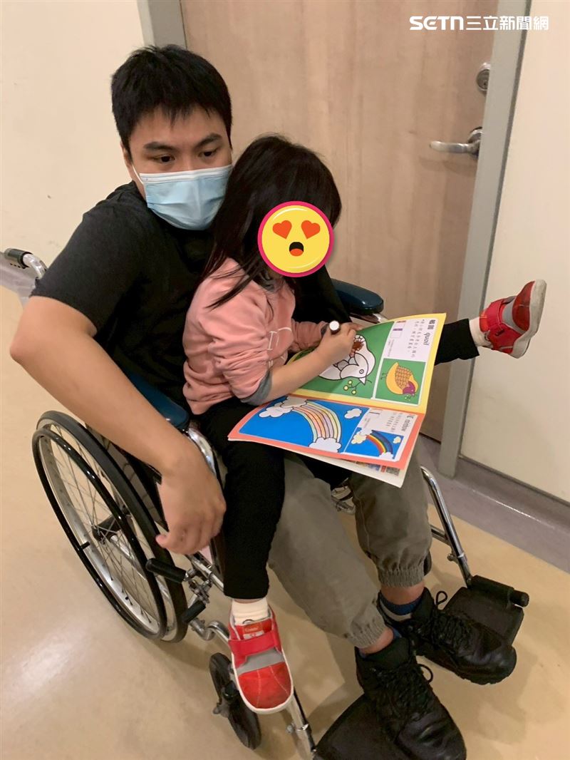 老二出生前一個月，三寶爸摔傷癱瘓，當時老婆忙二寶，自己也要幫忙帶大女兒。（圖／三寶爸提供）