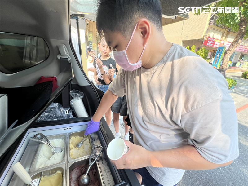 董姓三寶爸在失業半年後，決定砸下積蓄創業賣冰淇淋。（圖／記者林昱孜攝影）