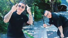 ▲館長跳《大展鴻圖》31秒影片狂比中指。（圖／翻攝自飆捍臉書）

