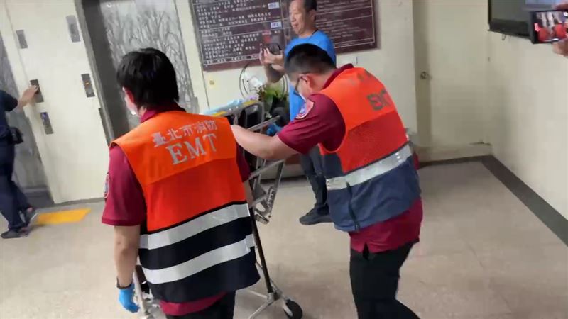 救護人員準備接送彭振聲就診。（圖／翻攝畫面）