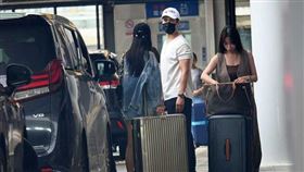 Gino開車抵達松山機場，夏宇禾及張家瑋下車，Gino與夏宇禾交談幾句，張家瑋則在一旁等待。