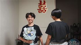 ▲蔡佳樺（左）與Vicky（右）今年1月飛往塞班島結婚，5月在台灣登記結婚。（圖／鏡週刊提供）

