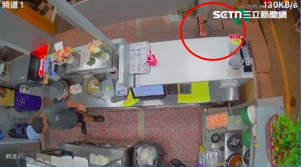 三寶爸撐著輔具到店內取餐。（圖／記者林昱孜攝影）