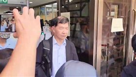 台北地方法院今天開庭審理京華城容積率弊案，預計勘驗柯文哲、彭振聲等人偵訊錄音，開庭前彭振聲卻突然接到電話，醫院通知其謝姓妻子在高雄墜樓死亡，他當場崩潰，還向律師說「要把全部事情都講出來！」。隨後彭振聲當庭請假獲准，將趕回南部處理後事。