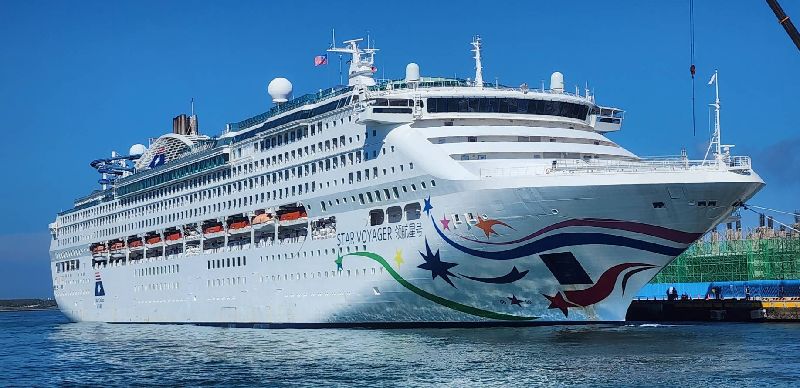 麗星郵輪「探索星號」，總噸位超過7萬噸，提供多元設施，包括羅馬泳池、滑水道、劇院、VR探索館、健身中心、水療中心和多個主題餐廳。（資料照）