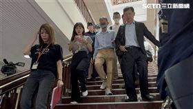 ▲彭振聲在律師、弟弟陪同下離開北院，明顯可見精神相當虛弱。（圖／記者楊佩琪攝）