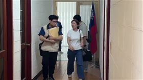 全台檢調偵辦罷免不實連署相關案件，今天（1日）上午9時許，國民黨台東縣黨部傳出遭檢調搜索，黨部執行長張成璇被帶往台東調查站偵訊，張自稱是證人，但檢調未予證實。