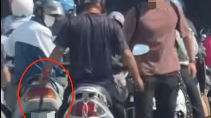 台中后豐大橋行車糾紛！黑衣男掏長刀對槓