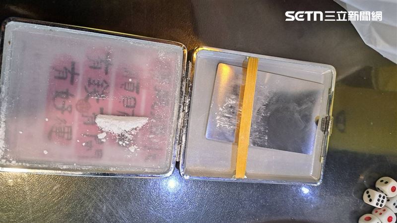 警方當場查獲未施用的毒品愷他命及K盤等證物。（圖／翻攝畫面）