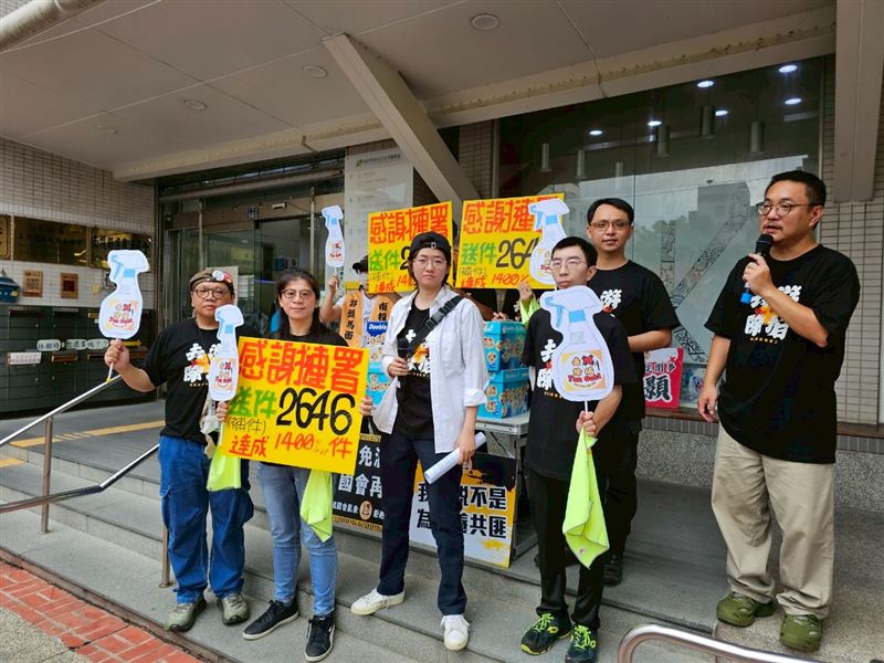 罷免游顥領銜人林敬桐（左三）遭檢調搜索約談，罷團「去游除垢」強調絕無違法，盼司法儘速還清白。（圖／翻攝自去游除垢臉書）