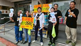 ▲罷免游顥領銜人林敬桐（左三）遭檢調搜索約談，罷團「去游除垢」強調絕無違法，盼司法儘速還清白。（圖／翻攝自去游除垢臉書）