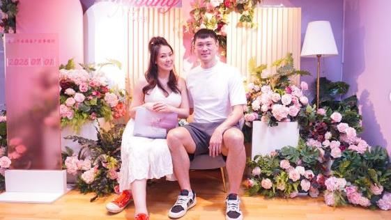 新／劉雨柔挺8月肚點頭甜喊：我們結婚了