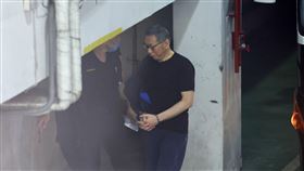 京華城案  北院提訊柯文哲台北地方法院審理京華城案，20日提訊在押的前台北市長柯文哲（右）出庭。柯文哲穿著黑色短袖上衣、運動褲，腳踩藍白拖戴手銬抵達北院。中央社記者張皓安攝  114年5月20日