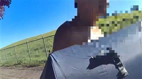 淡水裸男經常出沒，搞到住戶看到肉色身影都會膽戰心驚。（圖／翻攝畫面）