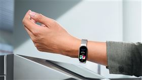 悠遊卡公司和台灣小米合作推出「Xiaomi手環10 NFC」，即日起開賣，開通加值立即送100元悠遊付回饋金。（圖／品牌業者提供）