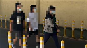 母子3人悲傷抵達殯儀館陪同檢警相驗。（圖／記者黃翎瑄攝）