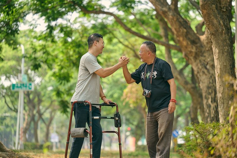 《台灣超人》護樹超人莊傑任（左）與導演曲全立。（圖／牽猴子提供）
