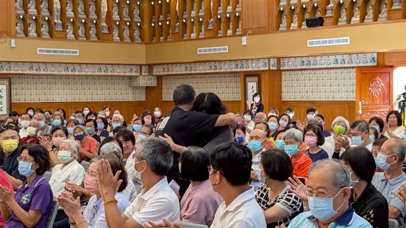 導演曲全立擁抱鼓勵分享故事的現場民眾。（圖／牽猴子提供）