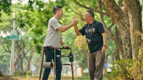 ▲《台灣超人》護樹超人莊傑任（左）與導演曲全立。（圖／牽猴子提供） 
