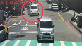泰女一言不合就跳車，讓後方民眾嚇壞。（圖／翻攝畫面）