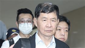 京華城案  彭振聲出庭（3）台北地方法院1日審理京華城案，傳喚前台北市副市長彭振聲（前）出庭；彭振聲開庭前聽聞妻子過世消息崩潰痛哭，隨後先行離開法院。中央社記者吳家昇攝  114年7月1日