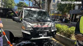 ▲北市1部民間救護車與機車碰撞，男騎士受困車底被救出送醫。（圖／翻攝畫面）