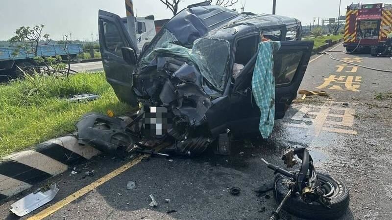 下匝道猛撞分隔島！車頭全爛…受困慘照曝