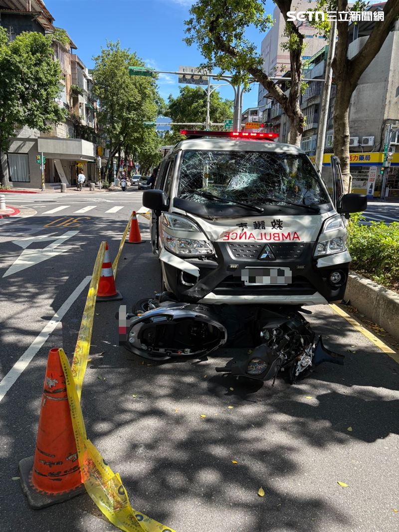 北市1部民間救護車與機車碰撞，黃姓男騎士送醫搶救仍傷重不治。（圖／翻攝畫面）