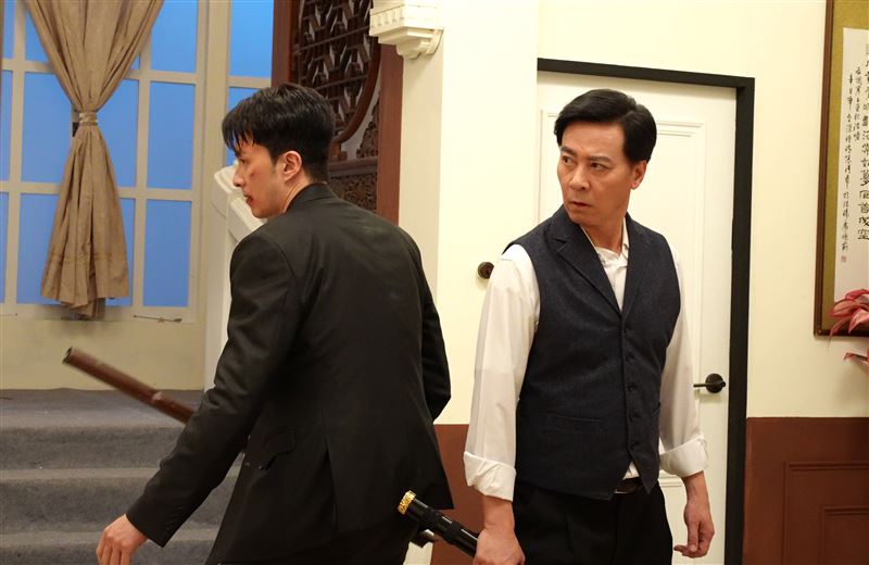 張雁名(左)和尹昭德肩併肩武打戲動作俐落有夠帥。（圖／台視提供）