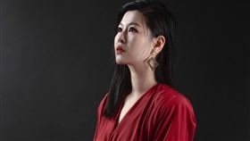 台語歌手陳奕珊是草屯餐飲千金，近日出道並發行單曲〈紅花〉（圖／陳奕珊提供）