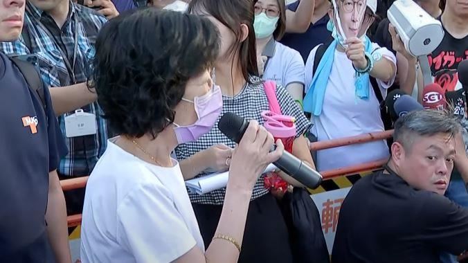 陳佩琪現身喊該跳樓的是我!小草激動阻止