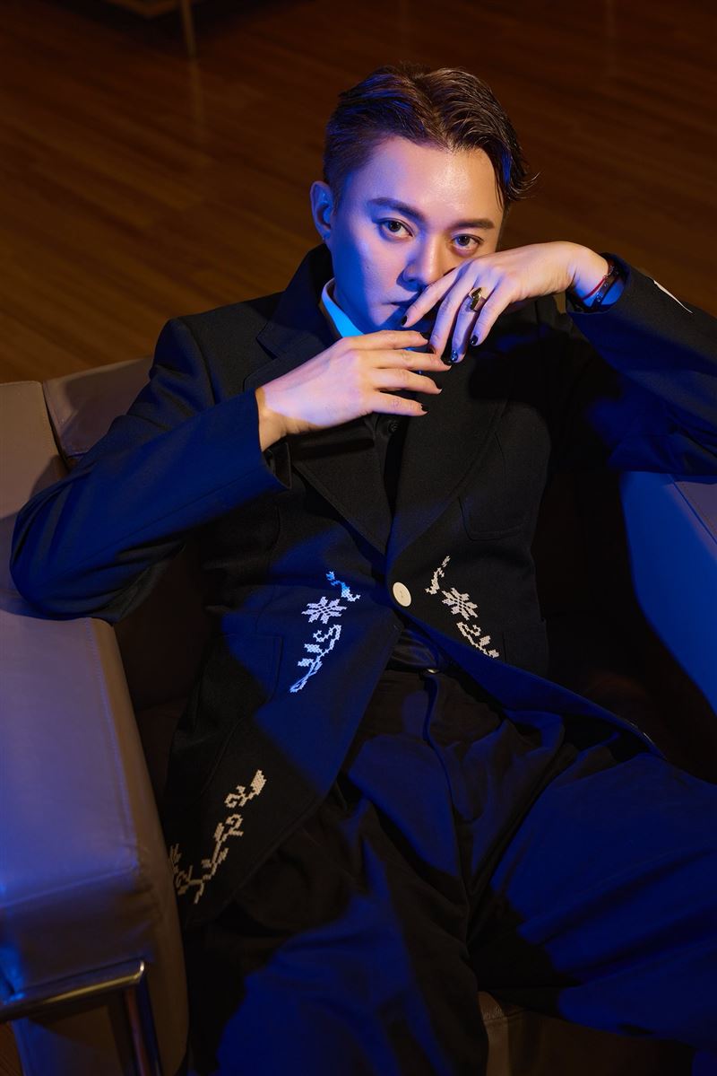 許富凱在金曲獎上穿搭時尚,搭配相當潮流的指甲油展現個人特色。(圖/翻攝自許富凱臉書)