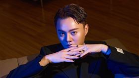 許富凱在金曲獎上穿搭時尚，搭配相當潮流的指甲油展現個人特色。（圖／翻攝自許富凱臉書）